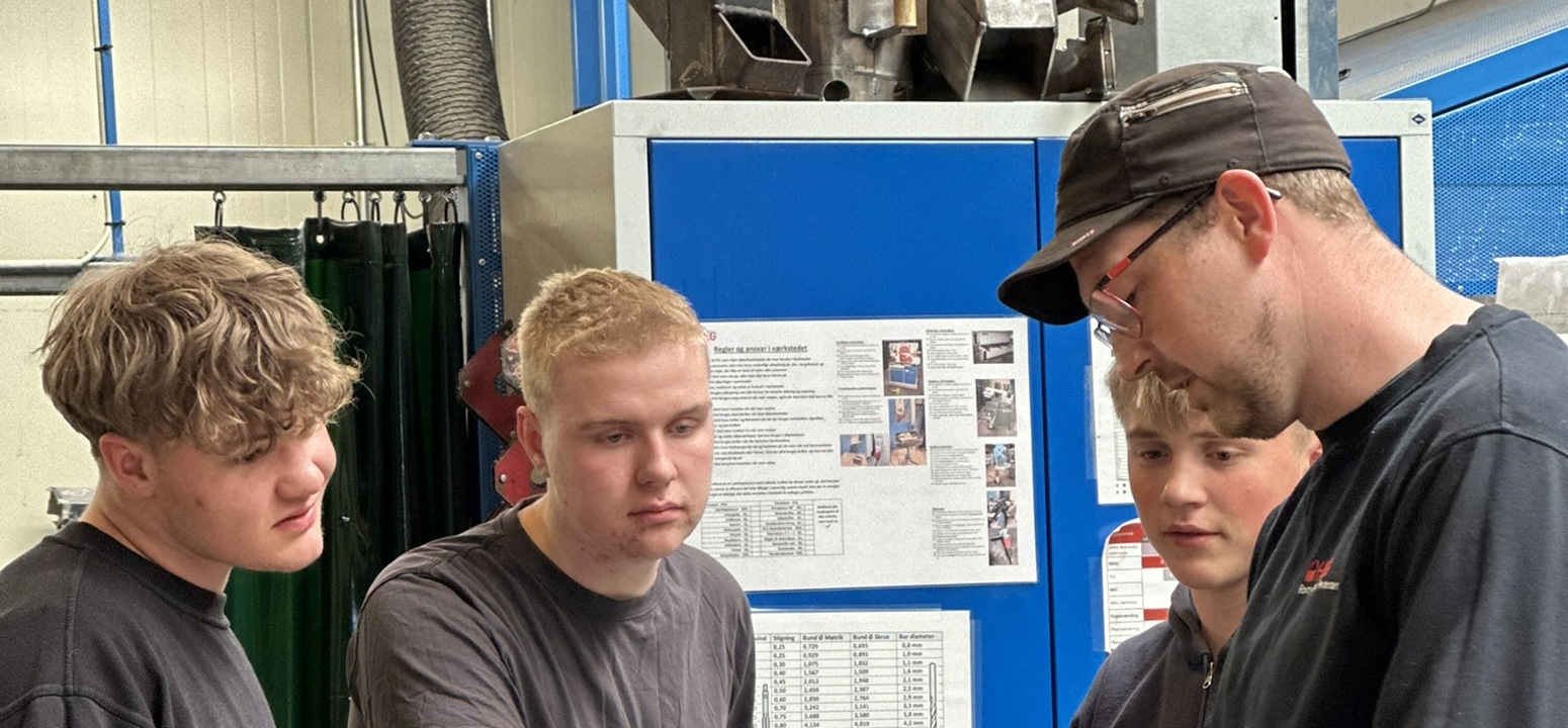 3_Tre elever med underviser på HEGs nye smedeuddannelse i Hobro.JPEG