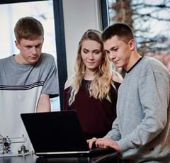 Elever fra EUX entreprenør- og landbrugsmaskinuddannelsen i gang med studierne ved computeren