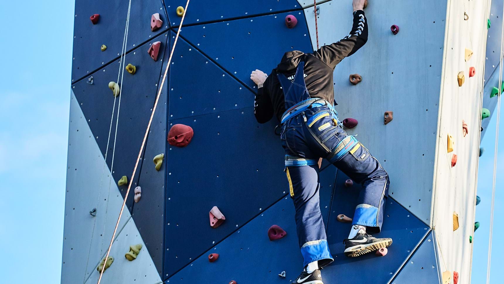 Elev fra skolehjemmet udfordrer sig selv på klatrevæggen i Aars
