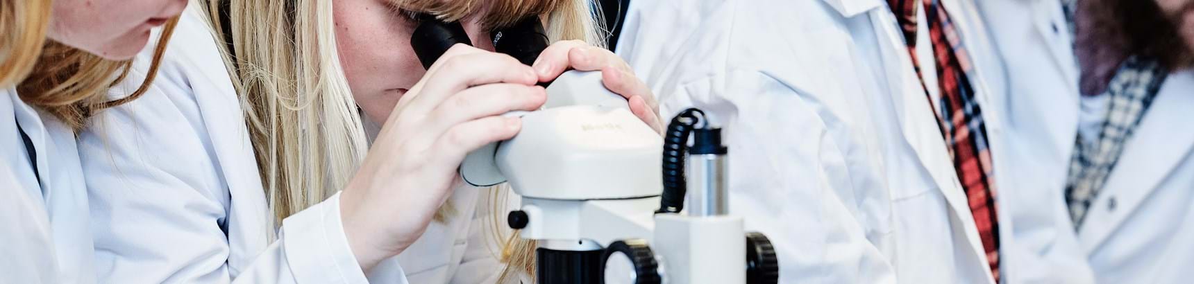 HTX elever i Aars i gang med undersøgelser i mikroskopet