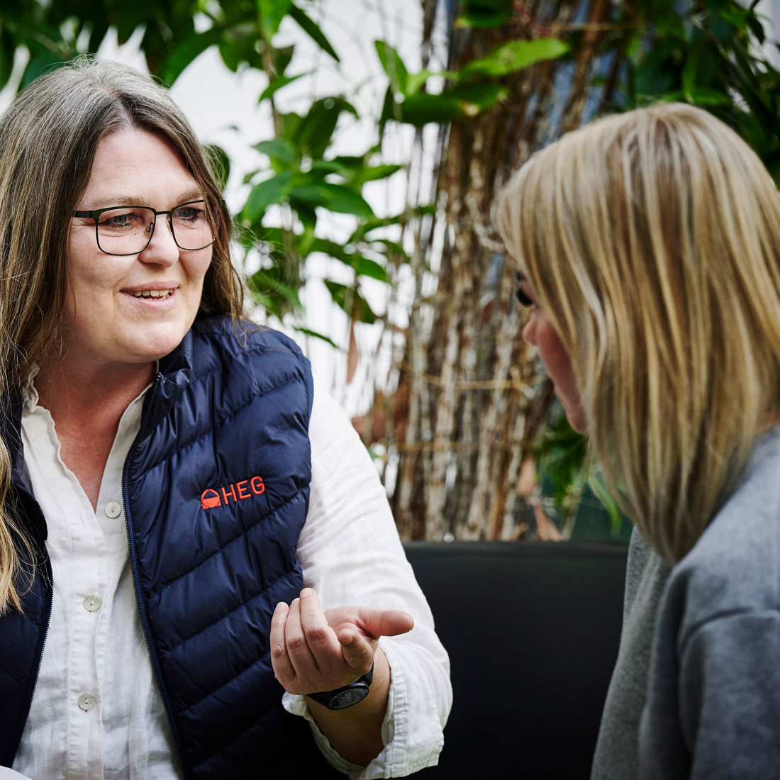 To kvinder der snakker. Den ene er en vejleder