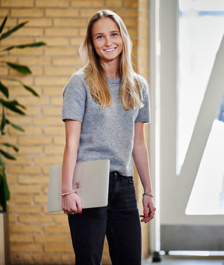 Pige med computer i hånden